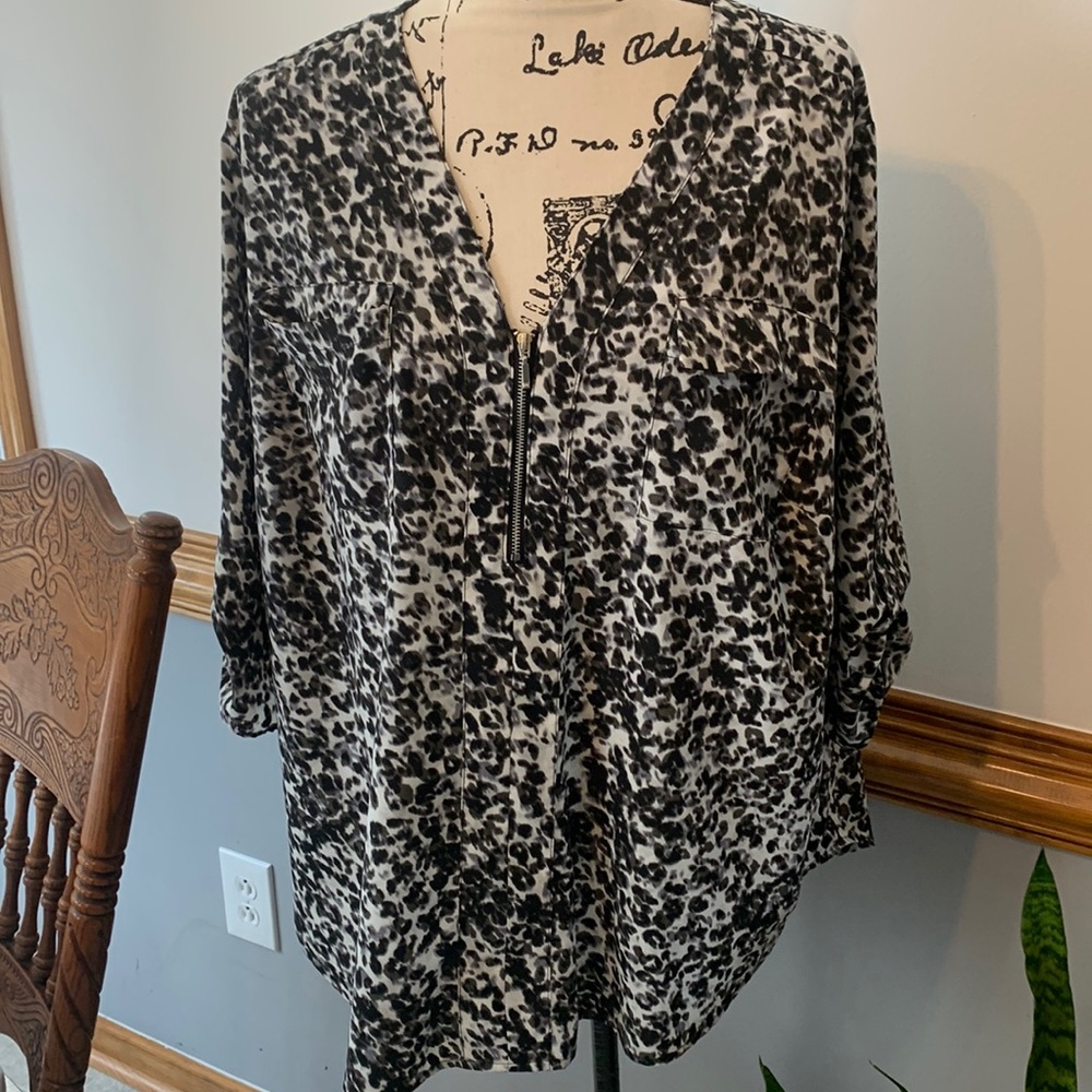 🏷️ 3 for $10
Black and white blouse